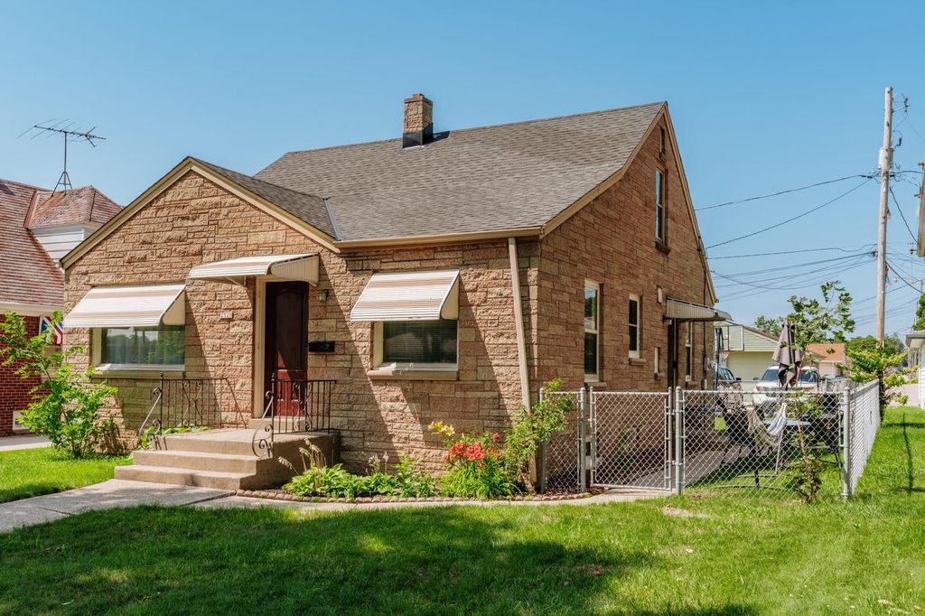 Photo of 2520 W Morgan AVENUE, Milwaukee, WI 53221 (MLS # 1936120)