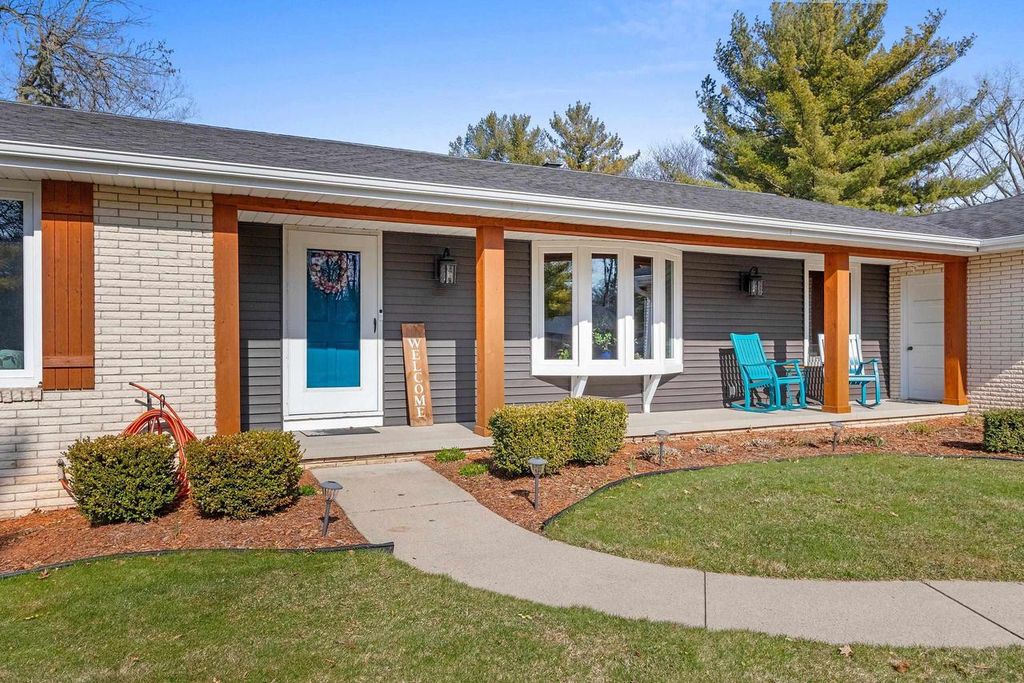 Photo of 2031 Parkwood COURT, Green Bay, WI 54304 (MLS # 50323206)