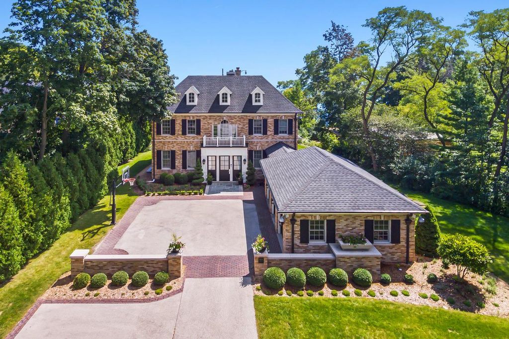 Photo of 6920 N Barnett LANE, Fox Point, WI 53217 (MLS # 1933755)