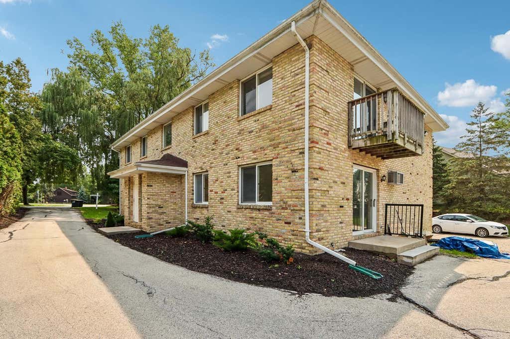 Photo of 410 Cheviot Chase #2, Waukesha, WI 53186 (MLS # 1976098)
