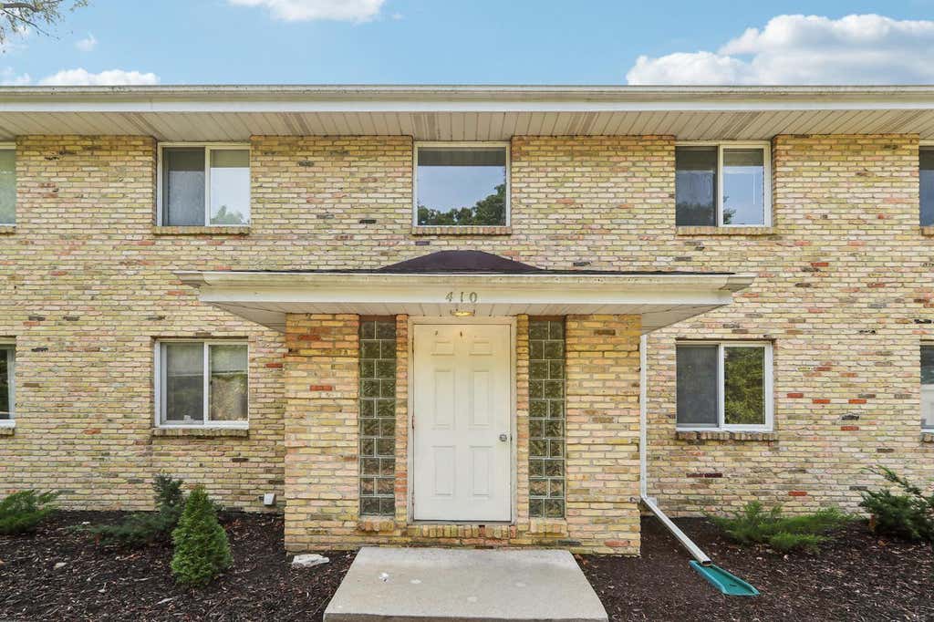Photo of 410 Cheviot Chase #2, Waukesha, WI 53186 (MLS # 1976098)