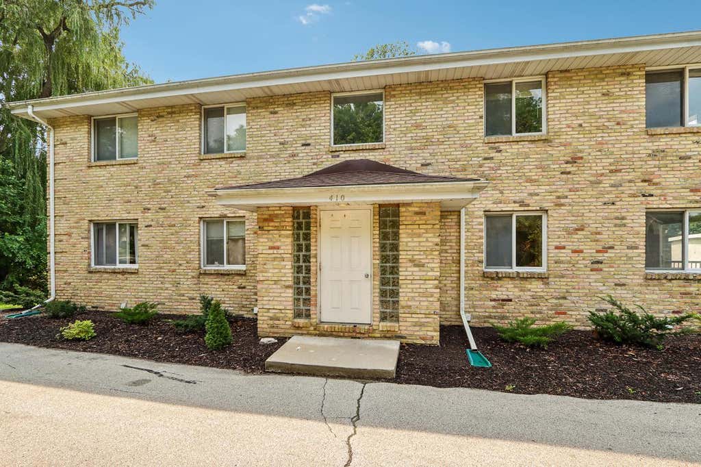 Photo of 410 Cheviot Chase #2, Waukesha, WI 53186 (MLS # 1976098)