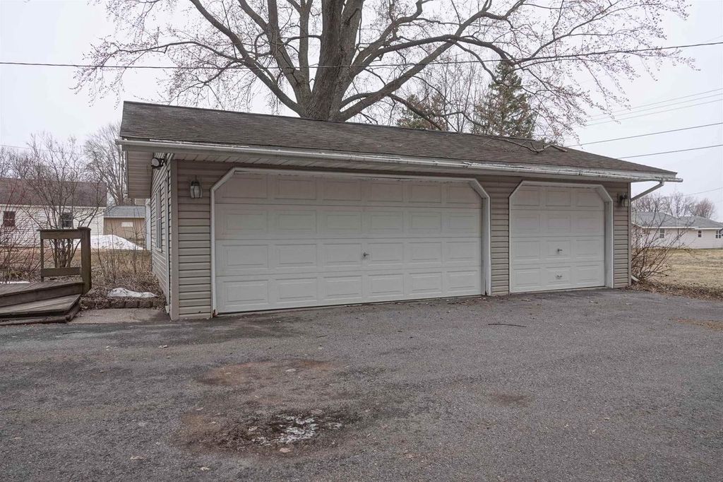 Photo of 124 N Lincoln St, Stetsonville, WI 54480 (MLS # 22601175)