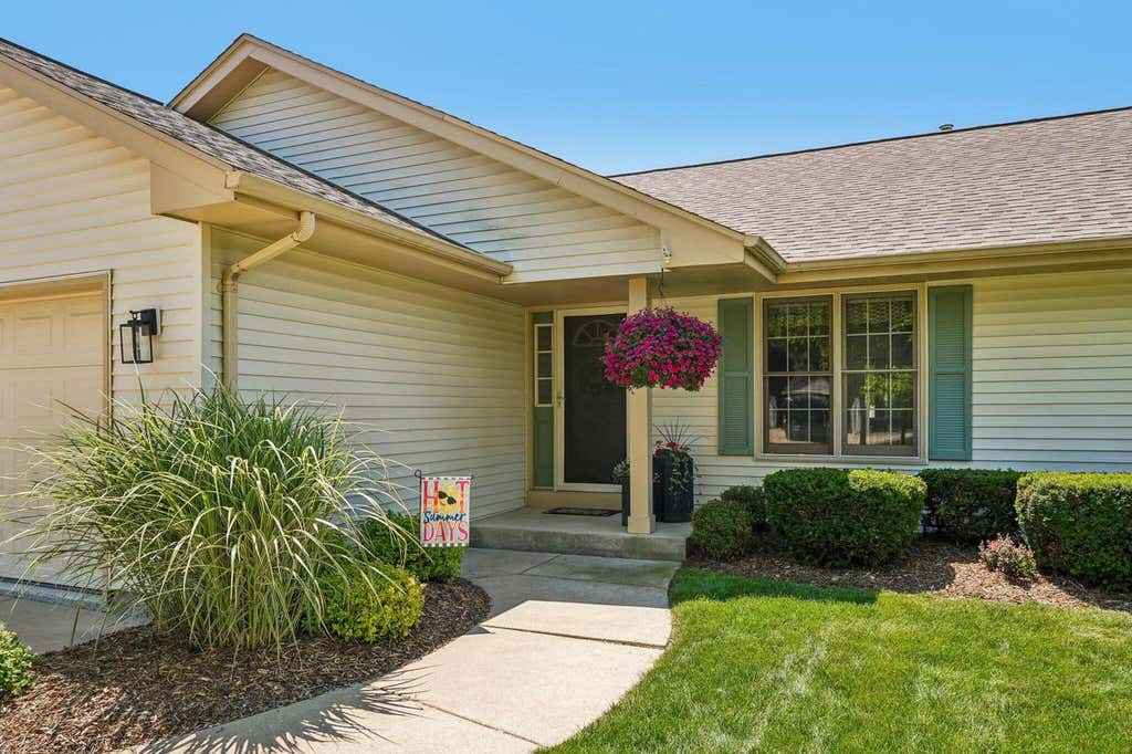 Photo of 1131 E Sommers DRIVE, Oak Creek, WI 53154 (MLS # 1969988)