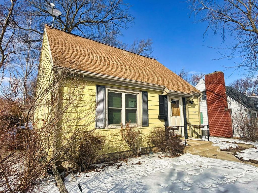 Photo of 8602 W Beloit ROAD, Milwaukee, WI 53227 (MLS # 1949236)