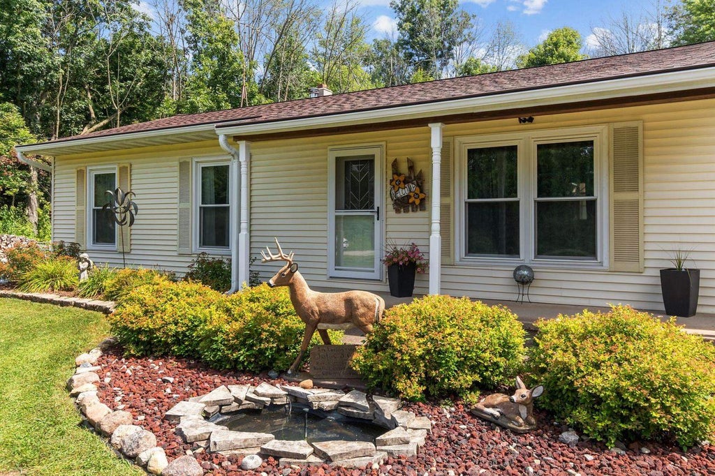 Photo of N5328 Collier ROAD, New London, WI 54961 (MLS # 50331852)
