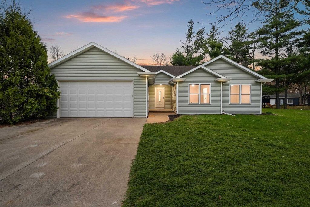 Photo of N3150 W Silver Lake DRIVE, Waupaca, WI 54981 (MLS # 50324423)