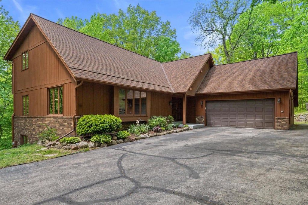 Photo of S87W28270 Lookout LANE, Mukwonago, WI 53149 (MLS # 1971850)