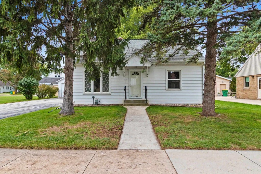 Photo of 1030 Hickory Hill DRIVE, Green Bay, WI 54304 (MLS # 50333017)