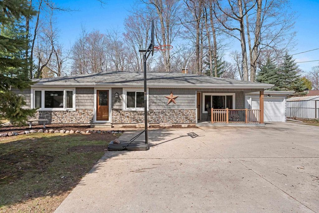 Photo of 1810 Wood LANE, Green Bay, WI 54304 (MLS # 50324264)