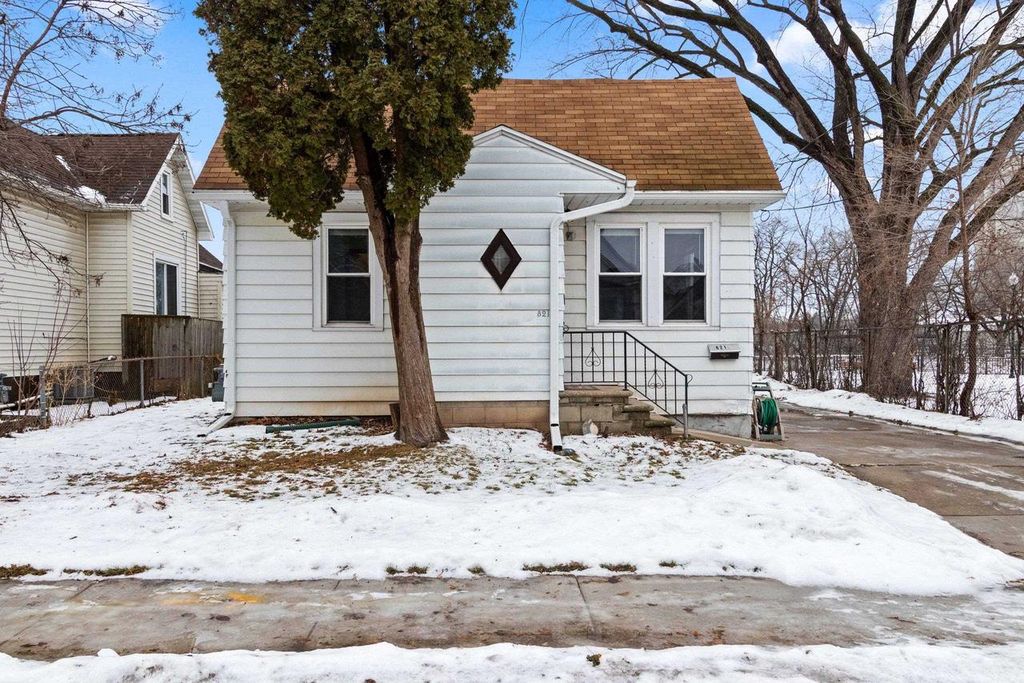 Photo of 821 School PLACE, Green Bay, WI 54303 (MLS # 50319818)