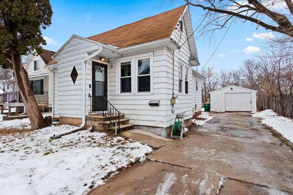 Photo of 821 School PLACE, Green Bay, WI 54303 (MLS # 50319818)
