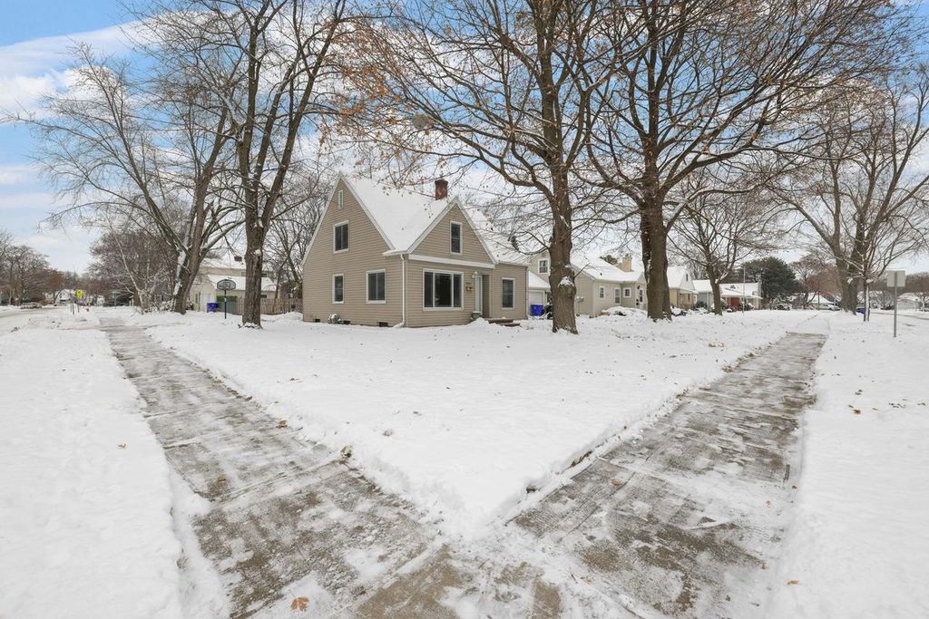 Photo of 620 N Douglas STREET, Appleton, WI 54914 (MLS # 50318929)