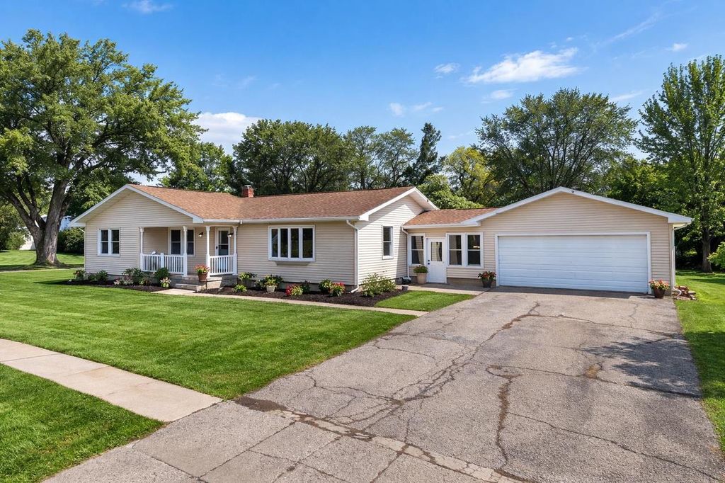 Photo of 302 N Preston AVENUE, Reedsburg, WI 53959 (MLS # 2017369)