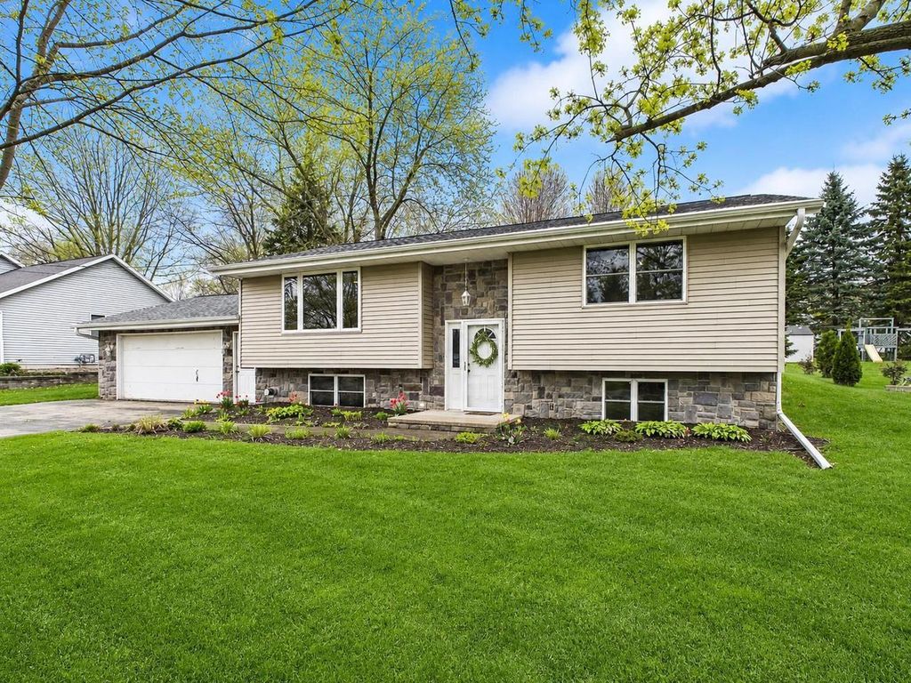 Photo of W1942 Vandenberg STREET, Kaukauna, WI 54130 (MLS # 50324850)