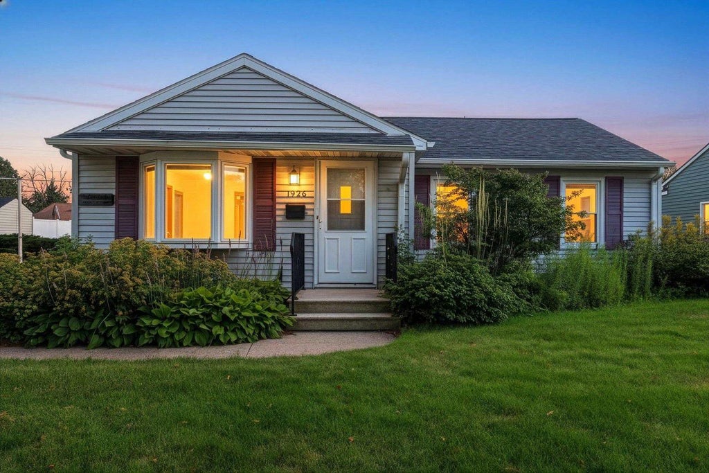 Photo of 1926 Hillview DRIVE, Green Bay, WI 54202 (MLS # 50329930)