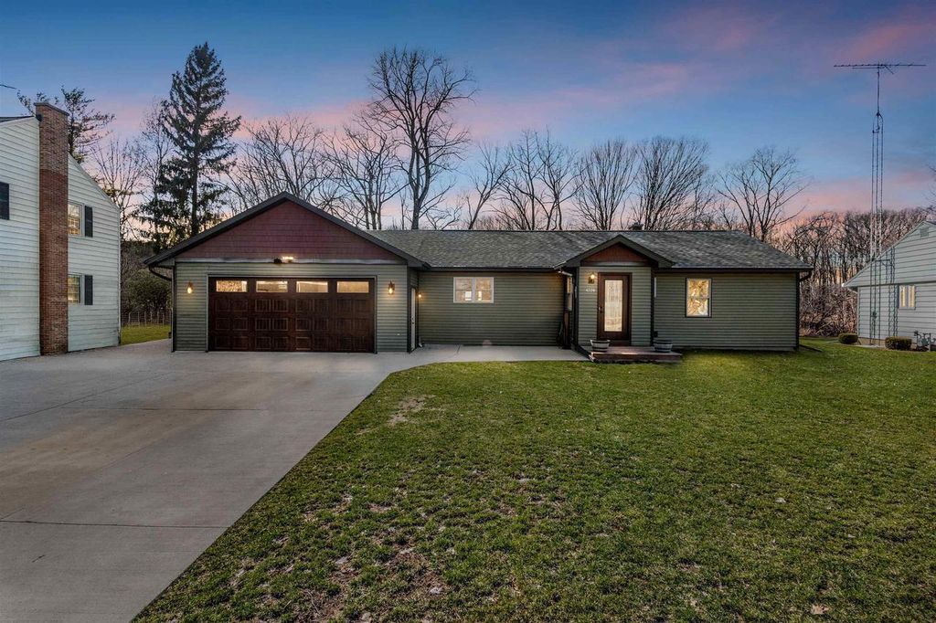 Photo of 4726 Hessel COURT, Manitowoc, WI 54220 (MLS # 50323442)