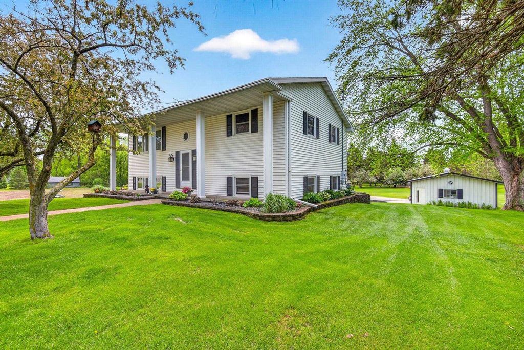 Photo of 1858 Oakridge ROAD, Neenah, WI 54956 (MLS # 50326795)