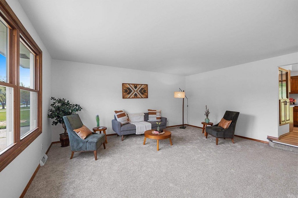 Photo of 827 Hillcrest HEIGHTS, Green Bay, WI 54313 (MLS # 50334936)