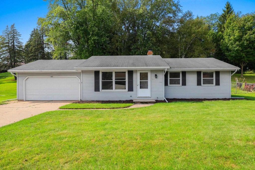 Photo of 827 Hillcrest HEIGHTS, Green Bay, WI 54313 (MLS # 50334936)