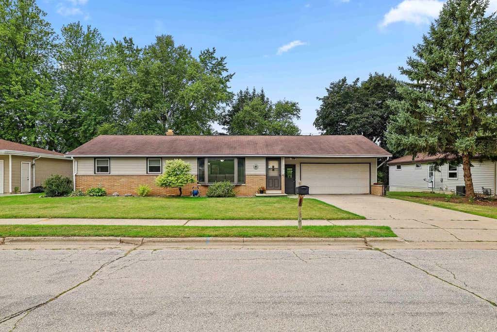 Photo of 374 Skyline BOULEVARD, Green Bay, WI 54302 (MLS # 50331021)
