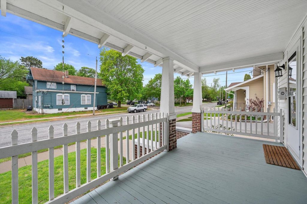 Photo of 812 New York AVENUE, Manitowoc, WI 54220 (MLS # 1964167)