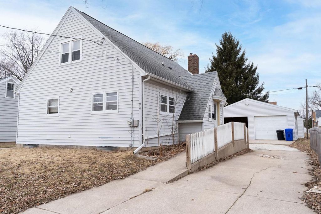 Photo of 914 W Brewster STREET, Appleton, WI 54914 (MLS # 50321812)