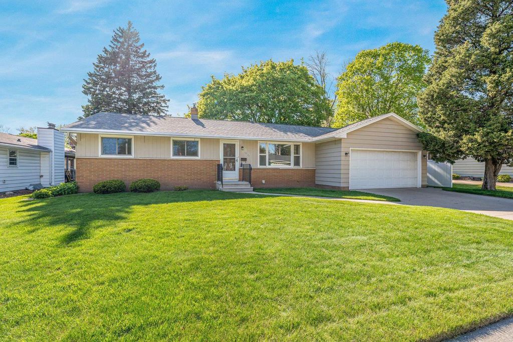 Photo of 2721 N Viola STREET, Appleton, WI 54911 (MLS # 50325601)