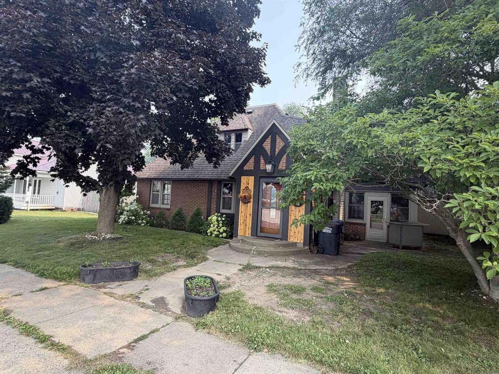 Photo of 105 E Chestnut STREET, Pardeeville, WI 53954 (MLS # 2028401)