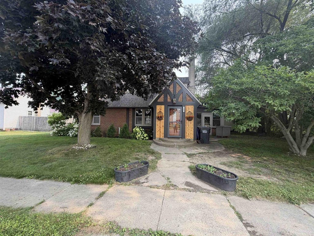 Photo of 105 E Chestnut STREET, Pardeeville, WI 53954 (MLS # 2028401)