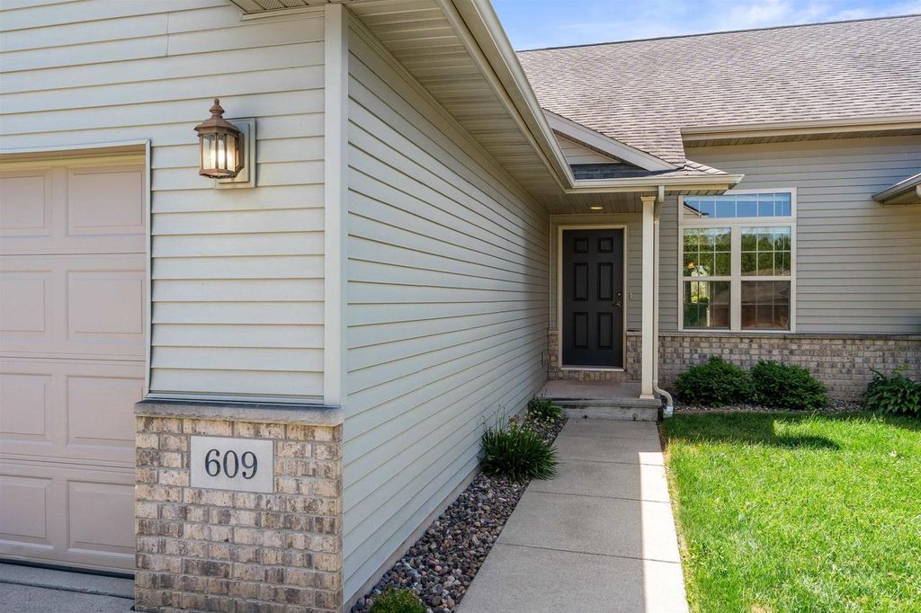 Photo of 609 Creekview LANE, Appleton, WI 54915 (MLS # 50329138)