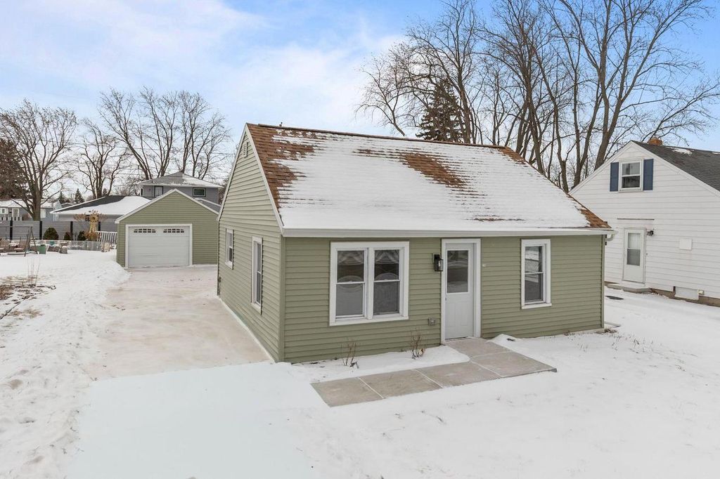 Photo of 136 W Cecil STREET, Neenah, WI 54956 (MLS # 50320977)