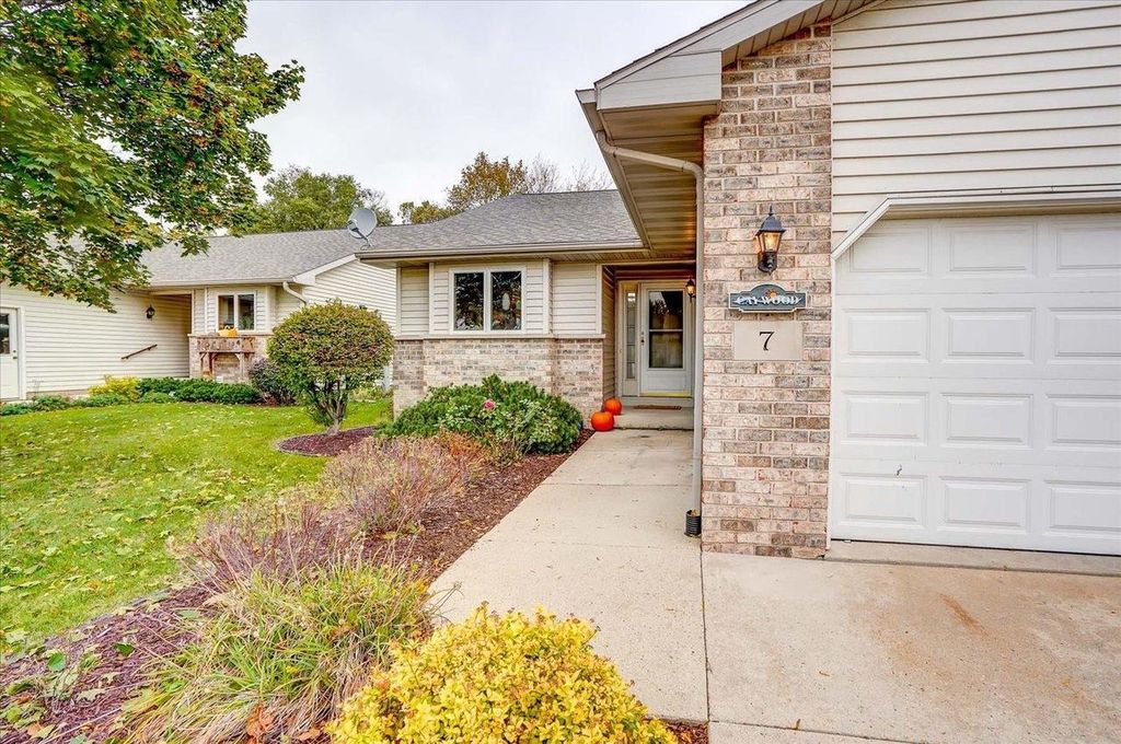 Photo of 708 N Sparrow WAY, Grafton, WI 53024 (MLS # 1945454)