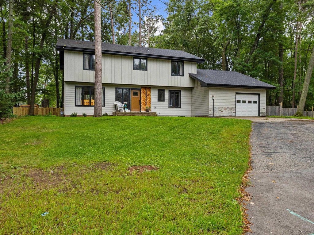 Photo of 911 Shing Wa Uk DRIVE, Marinette, WI 54143 (MLS # 50332222)
