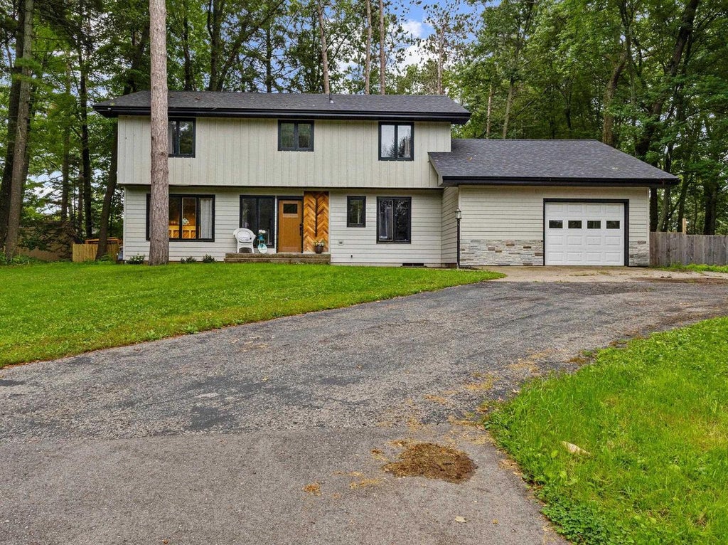 Photo of 911 Shing Wa Uk DRIVE, Marinette, WI 54143 (MLS # 50332222)