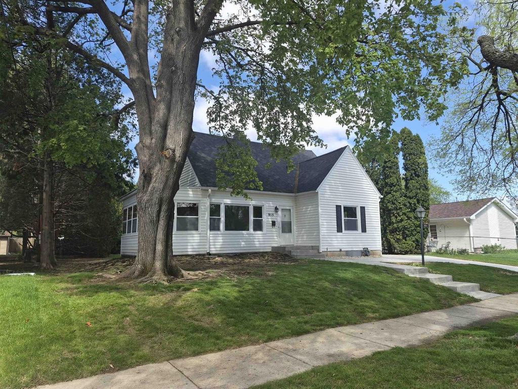 Photo of 915 N Fremont STREET, Janesville, WI 53545 (MLS # 2021870)