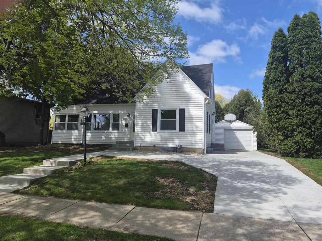 Photo of 915 N Fremont STREET, Janesville, WI 53545 (MLS # 2021870)