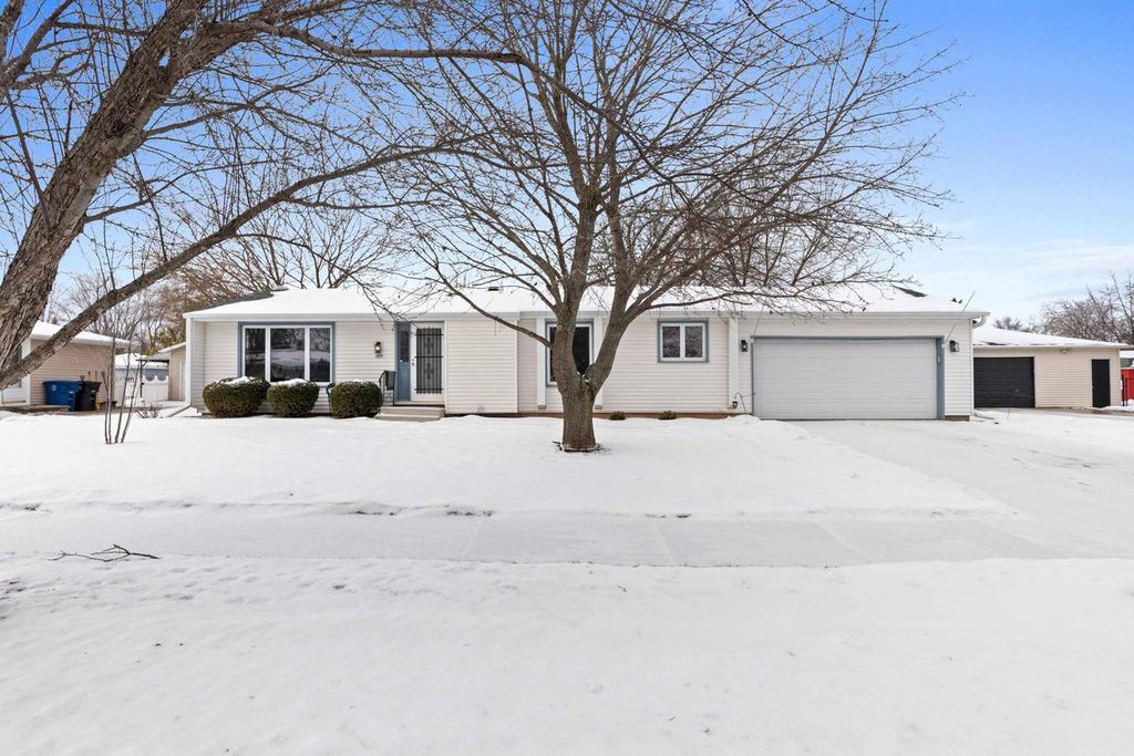 Photo of 855 Greenfield TRAIL, Oshkosh, WI 54904 (MLS # 50320658)