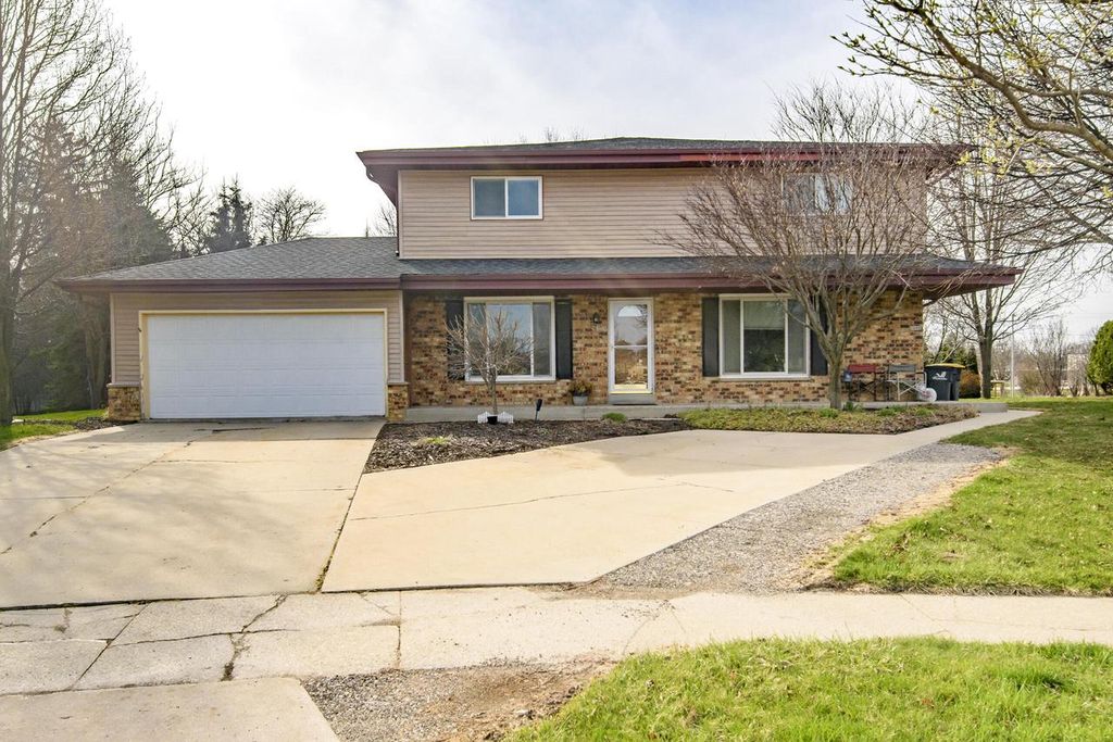 Photo of 1600 Stardust DRIVE, Waukesha, WI 53186 (MLS # 1957273)
