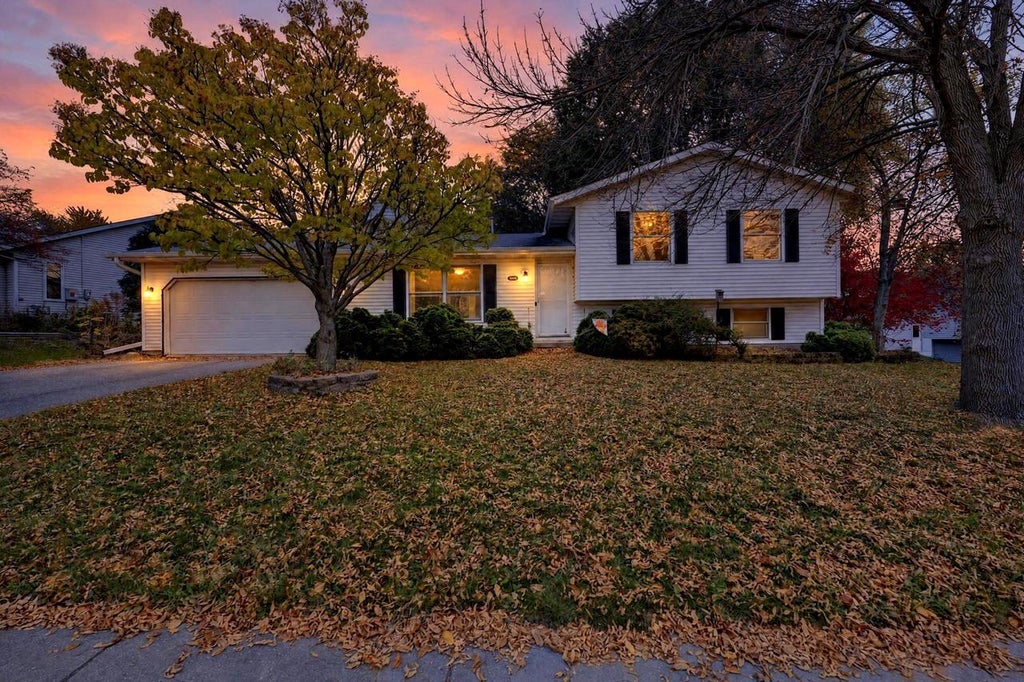 Photo of 2809 Foxwood TRAIL, Madison, WI 53713 (MLS # 2035381)