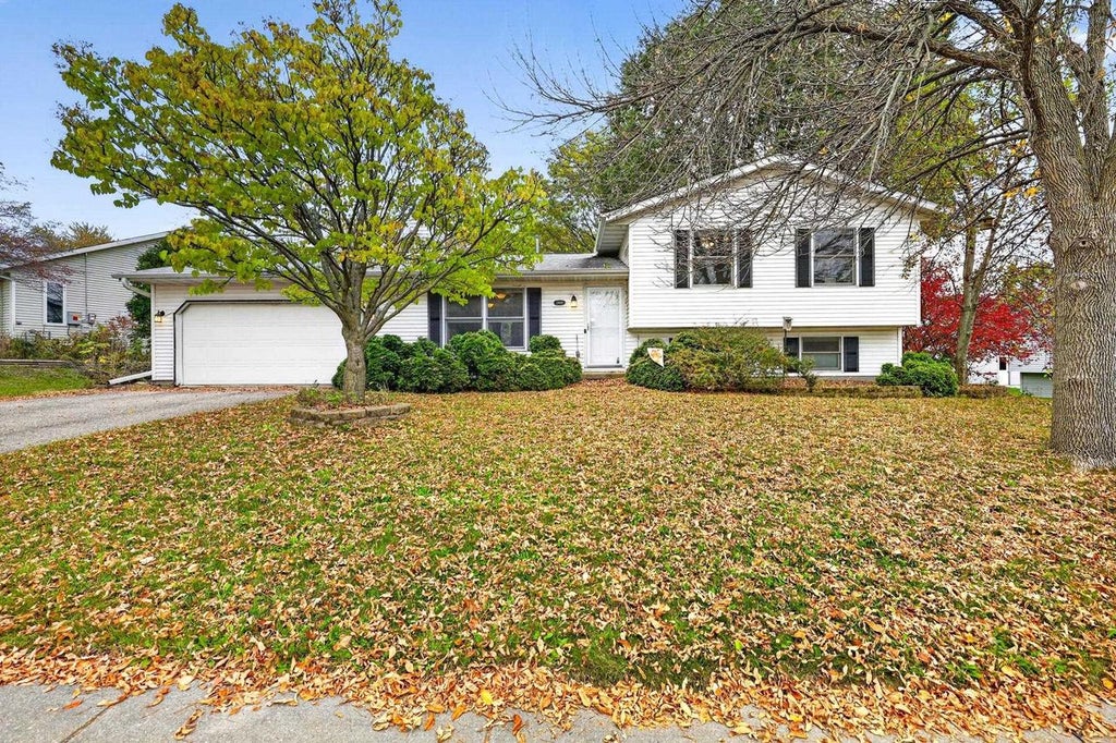 Photo of 2809 Foxwood TRAIL, Madison, WI 53713 (MLS # 2035381)