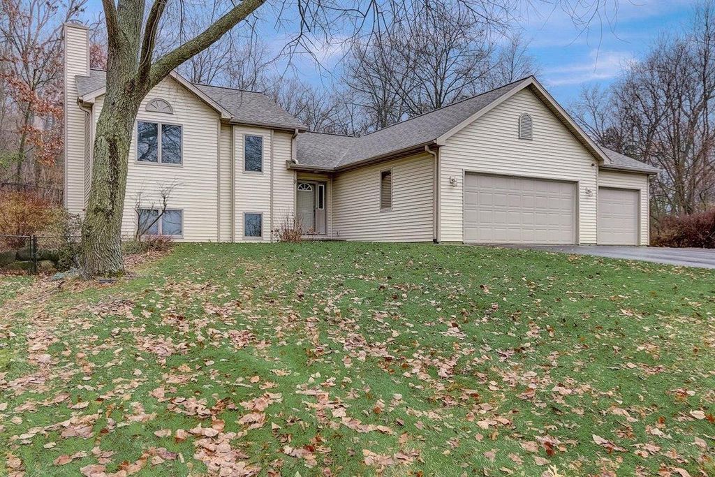 Photo of 1009 Hilker PLACE, Racine, WI 53403 (MLS # 1947459)