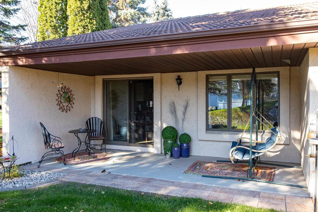 Photo of 8 Fiesta COURT #E, Appleton, WI 54911 (MLS # 50319782)