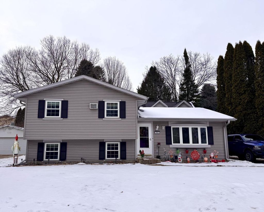 Photo of 906 Villa Park DRIVE, West Bend, WI 53090 (MLS # 1949095)