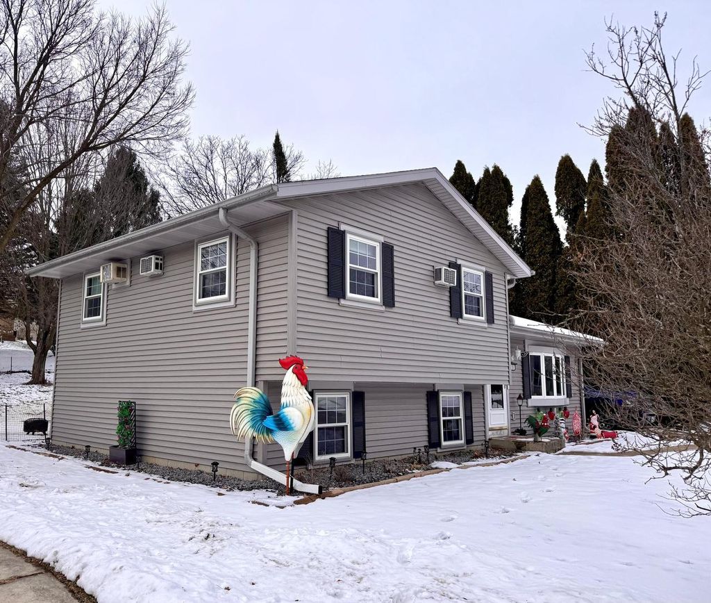 Photo of 906 Villa Park DRIVE, West Bend, WI 53090 (MLS # 1949095)