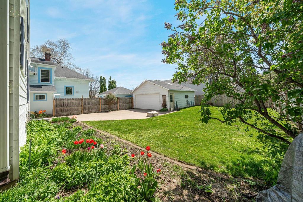 Photo of 1119 E Parkway AVENUE, Oshkosh, WI 54901 (MLS # 50324860)