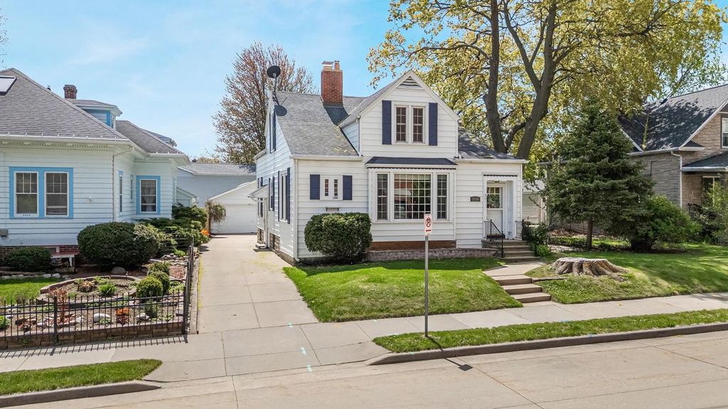 Photo of 1119 E Parkway AVENUE, Oshkosh, WI 54901 (MLS # 50324860)