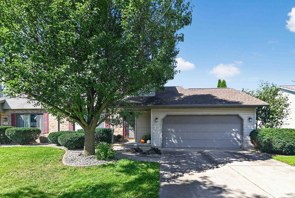 Photo of 818 Edgemore DRIVE, Sun Prairie, WI 53590 (MLS # 2033138)