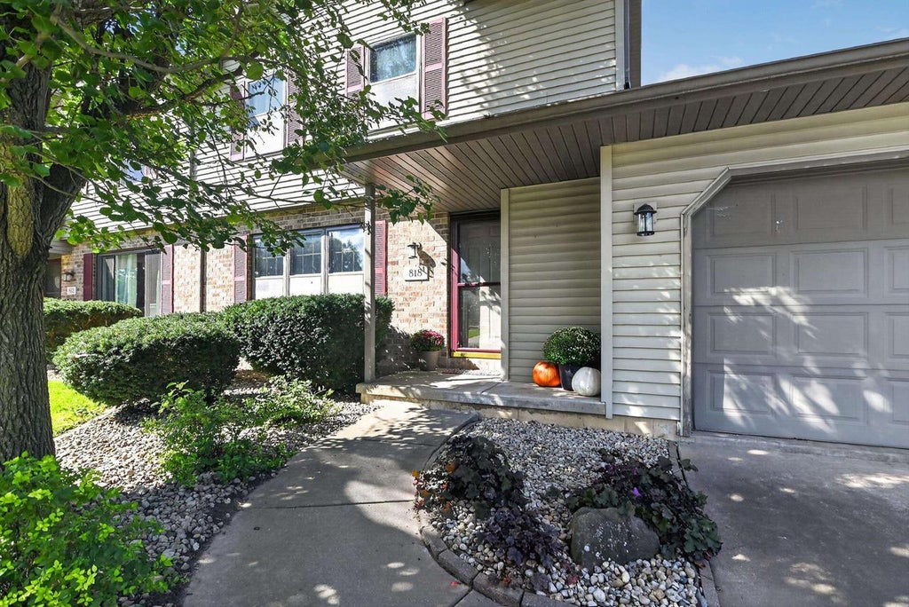 Photo of 818 Edgemore DRIVE, Sun Prairie, WI 53590 (MLS # 2033138)