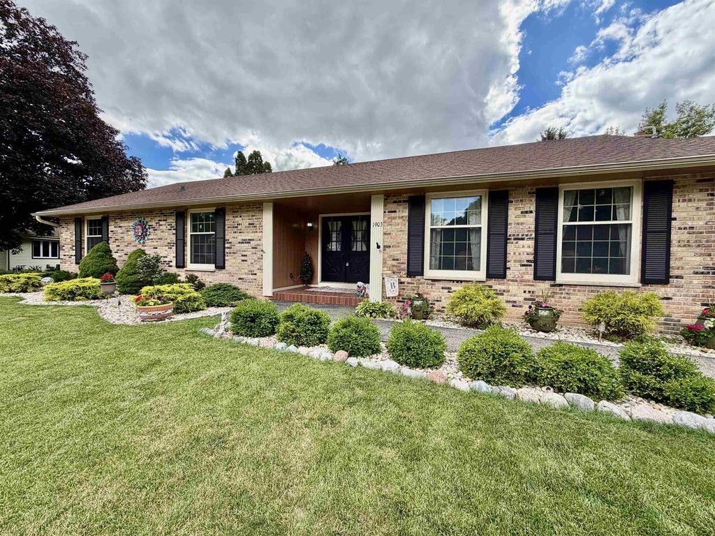 Photo of 1903 Eastwood AVENUE, Janesville, WI 53545 (MLS # 2027421)
